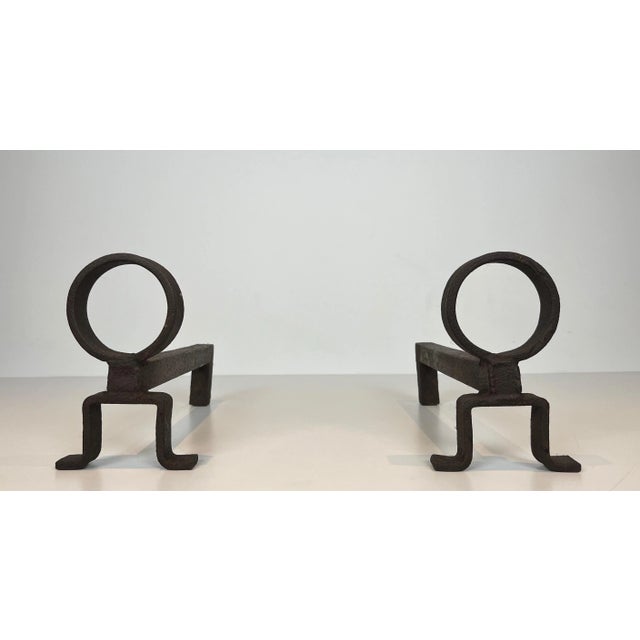 This very beautiful pair of andirons, simple and modernist, is made of wrought iron. This is a French work. Circa 1950