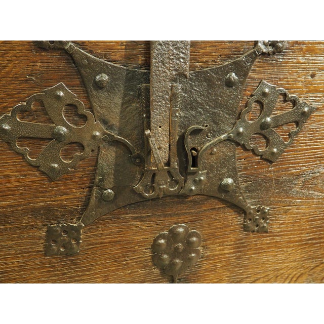 Circa 1600 German Oak Stollentruhe Trunk, Original Iron and Butterfly Lock Plate For Sale In Dallas - Image 6 of 18