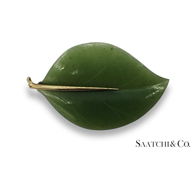 Mid 20th Century 14k (585) Yellow Gold Natural Jade Stone Leaf Shape: Brooch/Pin For Sale - Image 11 of 16