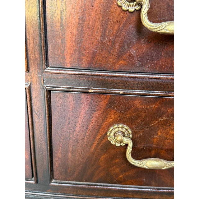 Wood Mid 20th Century Drexel Heritage Flame Mahogany Serpentine Dresser With 12 Drawers For Sale - Image 7 of 9
