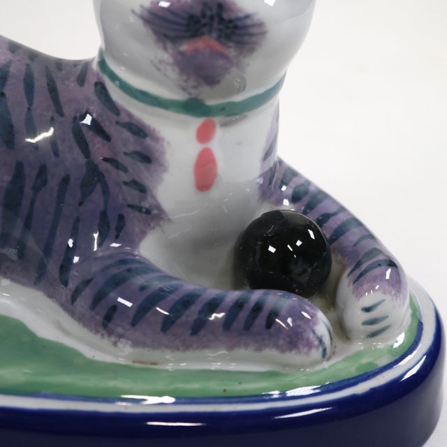 Slate Gray Vintage Staffordshire Recumbent Cat Mantle Statue Figurine Right Facing For Sale - Image 8 of 9