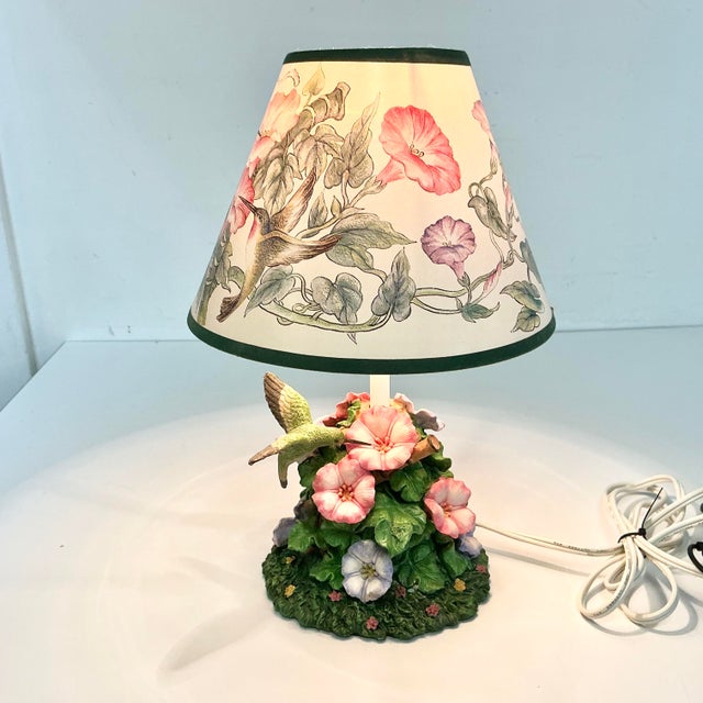1980s Vintage English Garden Chippendale Hummingbird Petite Table Lamp For Sale - Image 16 of 18