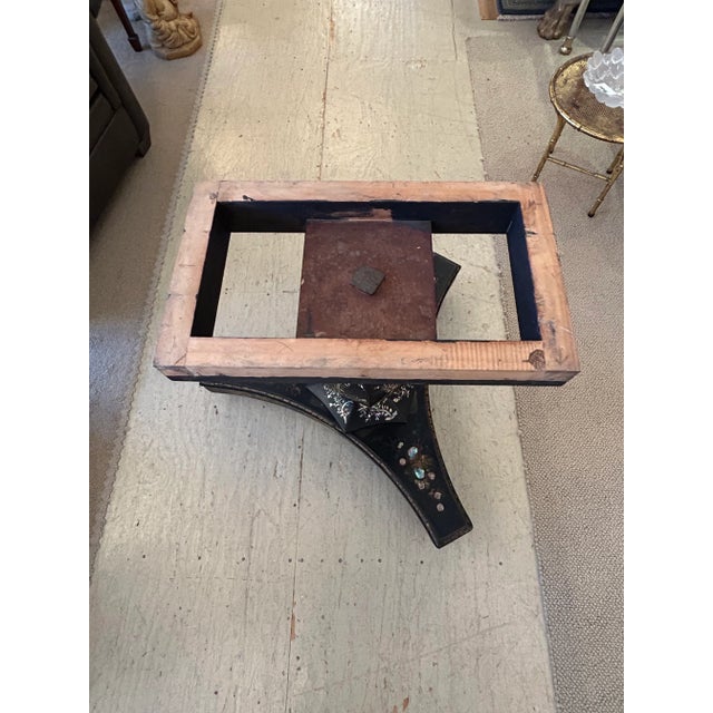 19th Century English Regency Black Lacquer and Inlaid Round Dining Table For Sale - Image 15 of 17