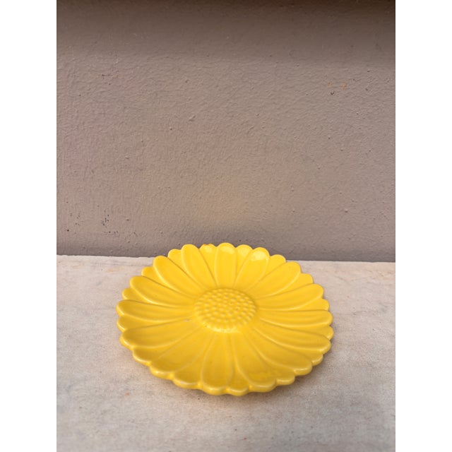 Small French Majolica Daisy Plate Vallauris, circa 1950 5.2 inches diameter.