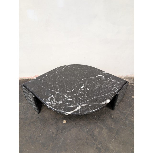 Postmodern Italian Postmodern Eye or Teardrop Shaped Marble Coffee Table 1980s For Sale - Image 3 of 9