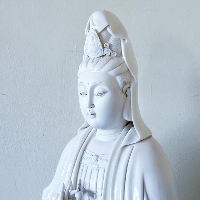 Antique Large Chinese Seated Kwan Yin Figure on Lotus in Blanc De Chine Glaze For Sale In Los Angeles - Image 6 of 11