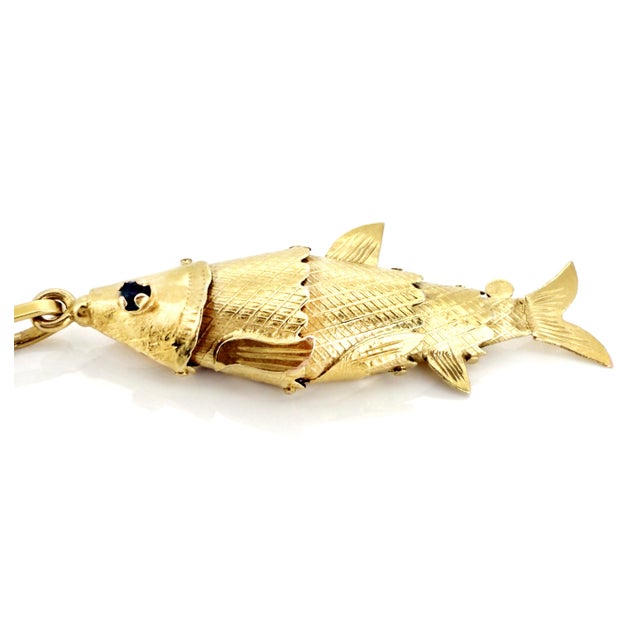 Mid 20th Century Vintage 1960s Yellow Gold & Emerald Articulating Fish Charm, Pendant For Sale - Image 5 of 8