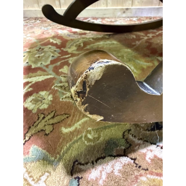 Chesterfield rocking chair in Havana leather. Some wear to the legs. Seat height 35 cm