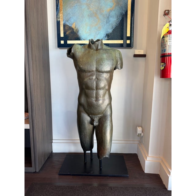 Large bronze classic sculpture with its original patina, life-size and with very fine proportions, mounted on a metal base.