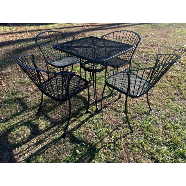 Perfect for your outdoor space! The table measures 28x28x28 and the chairs measure 17x18x31.5 Very sturdy No maker’s mark...