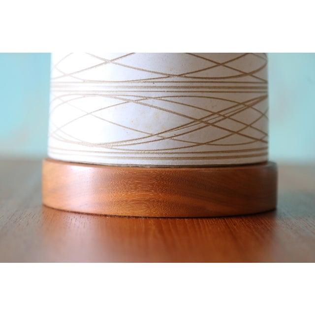 1960s Gordon and Jane Martz M85 Lamp for Marshall Studios Matte White Tan Incised Decoration For Sale - Image 10 of 14