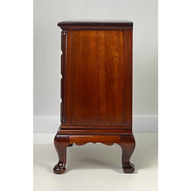 Continental Furniture Company Vintage Continental Furniture Co. Queen Anne Style Mahogany 4-Drawer Bedside Chest For Sale - Image 4 of 16