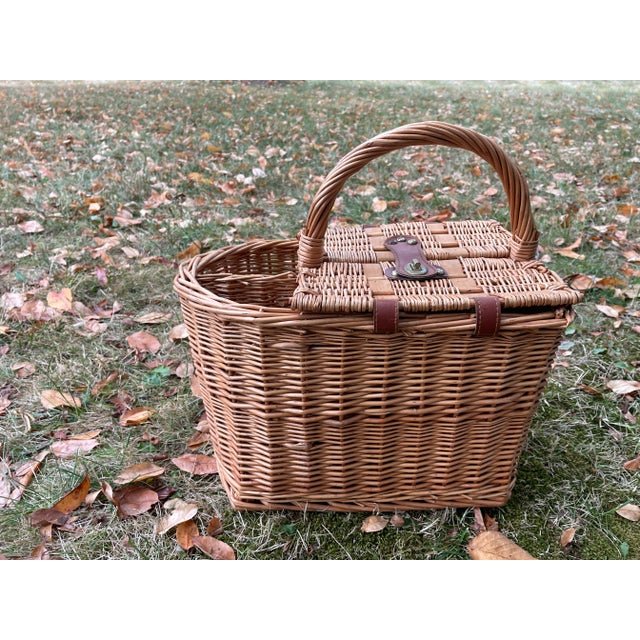 Late 20th Century Vintage Picnic Basket Wicker W/ 2 Wine Bottle Compartments For Sale - Image 5 of 12