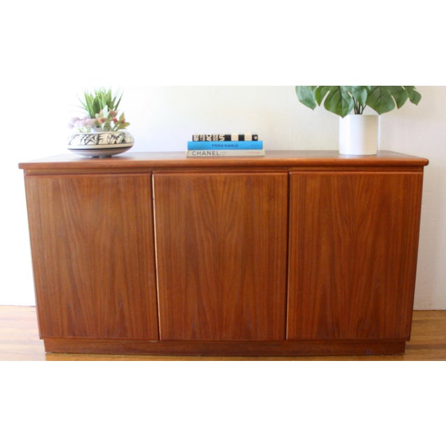 This is a mid century modern teak sideboard credenza that has a beautiful wood grain outside and in, 3 dovetailed drawers...