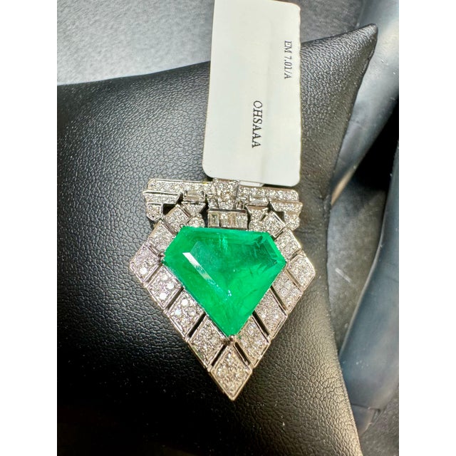 7 Ct Natural Emerald 1 Ct Brilliant cut Diamond Brooch /Pin 18 Kt White Gold For Sale - Image 13 of 18