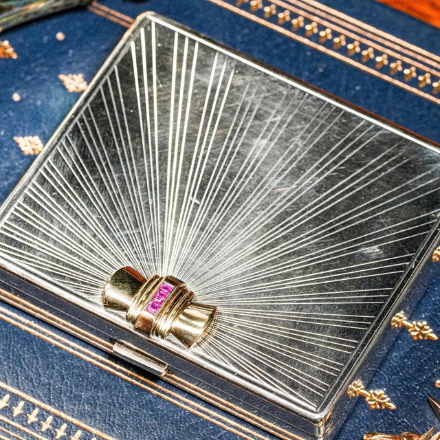 This stunning Art Deco Tiffany & Co. box epitomizes the glamour and sophistication of the 1920s. Crafted from sterling...