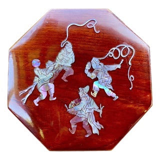Vintage Korean Octagonal Red Lacquer Jewelry Box With Mother-of-Pearl Figural Inlay For Sale
