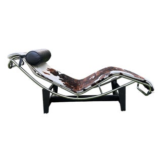 Vintage, Great Condition! Le Corbusier Attributed Cow Hide Chaise: Lc4 For Sale