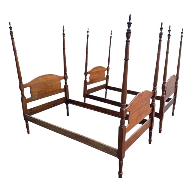 Pair of 19th Century Antique Solid Cherry Wood Four Poster Twin Beds - English Traditional Style For Sale