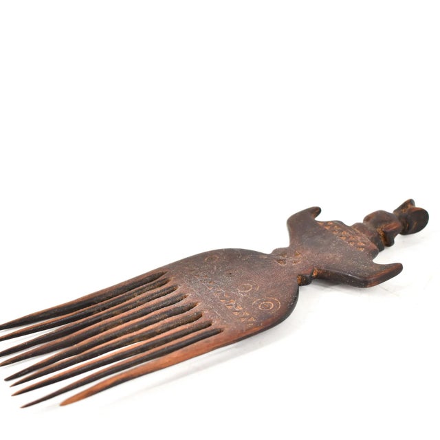 Wood Early 20th Century Nyamwezi Mwana Hiti Figural Comb Tanzania For Sale - Image 7 of 7