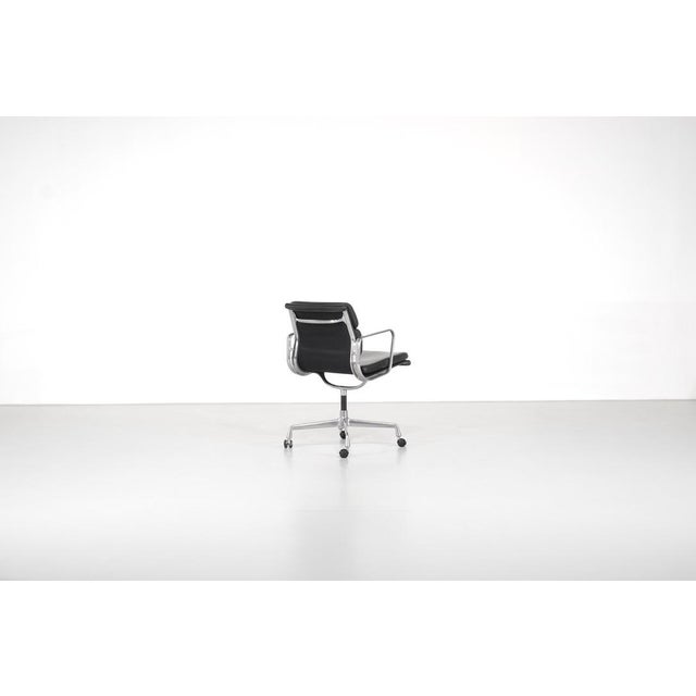 1990s Soft Pad Chair Ea 207 Charles Ray Eames, United States, 1969. By Charles and Ray Eames for Vitra, 1990s For Sale - Image 5 of 16