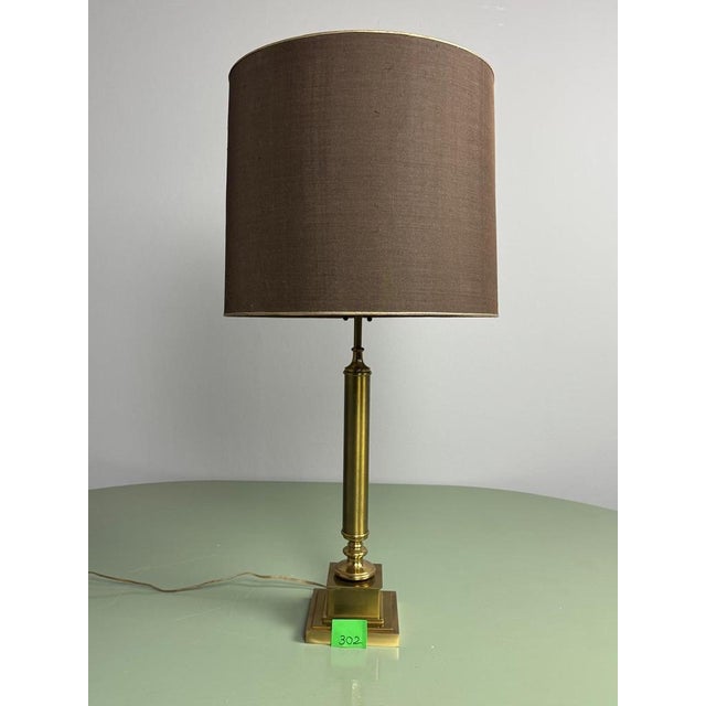 Hollywood Regency Brass Column Table Lamp attributed to Maison Jansen France, 1970s For Sale - Image 9 of 15