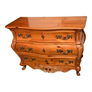 1980s Pulaski Furniture Knotty Pine 3-Drawer French Bombe/Bombay Chest W/Scroll Feet For Sale