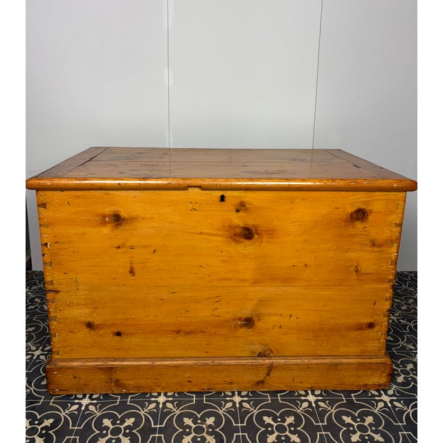 Large Antique 19th Century Large Victorian Pine Trunk Blanket Box For Sale - Image 4 of 17