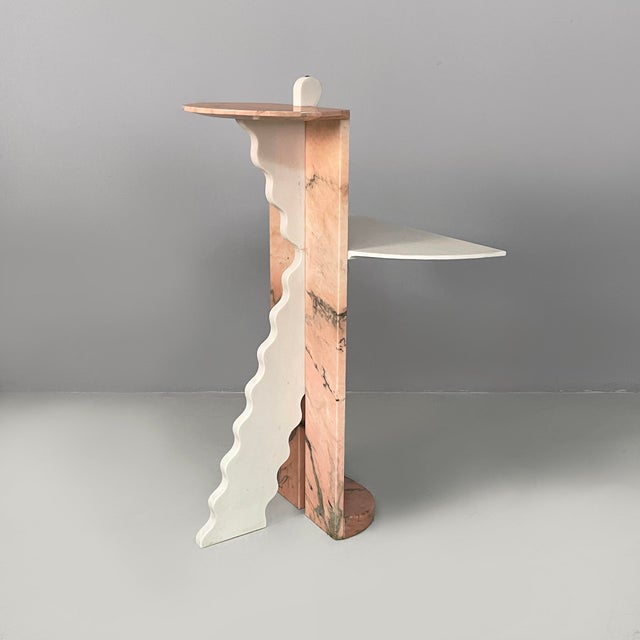 Italian modern display stand in white and pink marble, 1970s Display stand featuring two half circle shelves in pink and...
