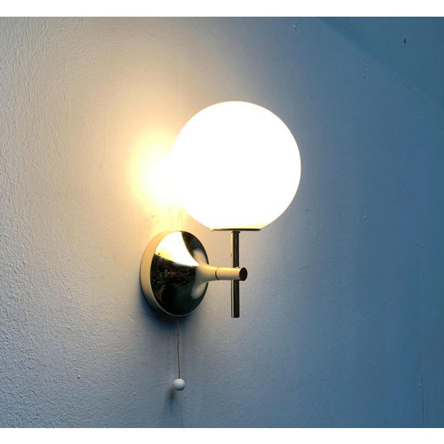 Elegant wall lamp from Temde according to a design by E.R. Nele. Max Bill often incorrectly attributed. Classic and yet...