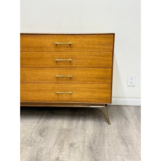 Mid century modern dresser manufactured by R Way, 8 drawers. In good vintage condition.