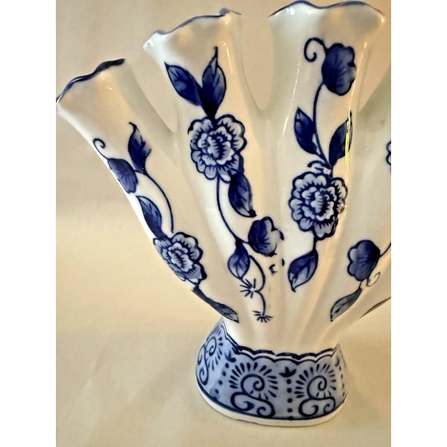 Celebrate timeless elegance with this **Vintage Bella Casa by Ganz Five Finger Blue & White Bud Vase**, a beautifully...