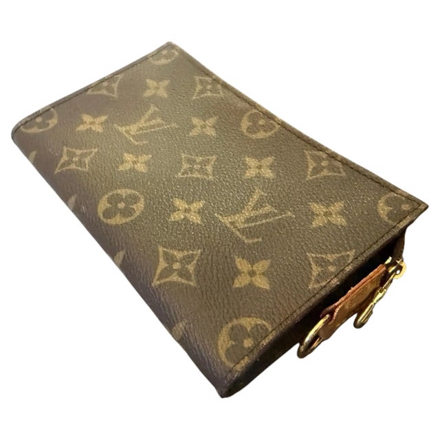 1990s A 1999 Vintage Louis Vuitton Coated Canvas Monogram Pouch For Sale - Image 5 of 16