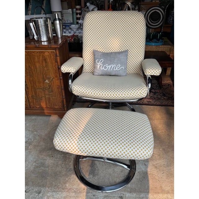 Mid-Century Modern 1970s Stressless Lounge Chair and Footstool in the Style of Ekorness Stressless For Sale - Image 3 of 12