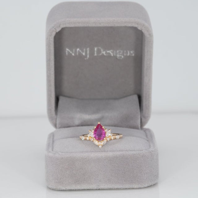 Modern 1.1Ct Pink Sapphire Ring With Natural Diamond Accents: Solid 14k Gold, 7.5x5.6mm, Size 6.75 For Sale - Image 3 of 9