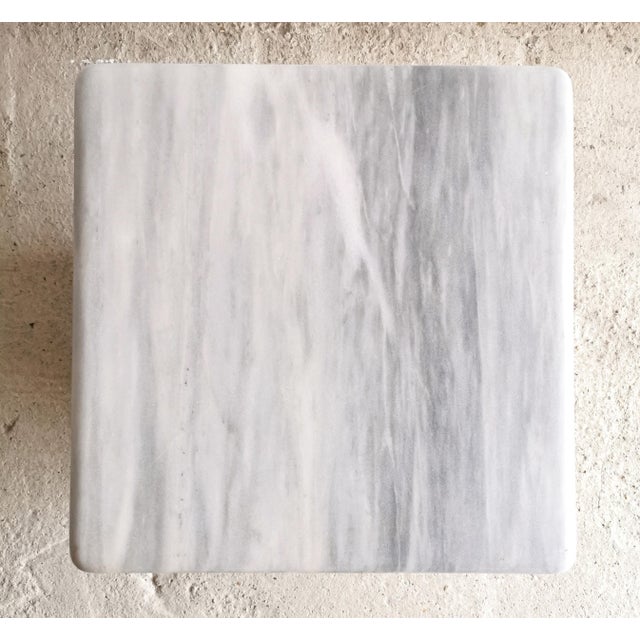 1970s Mid-Century Brutalist Coffee Table in White-Grey Marble, 1970s For Sale - Image 5 of 12