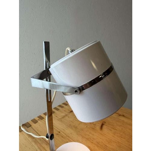 This vintage desk lamp from the 1970s is a clear example of functional Dutch design. Crafted from white lacquered metal,...