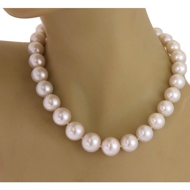 This is a gorgeous pearl necklace, the clasp is crafted from 18k white gold with a high polished finish featuring a puffed...