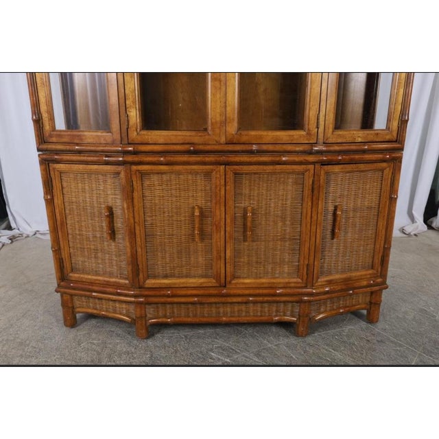 Hollywood Regency 1970s American of Martinsville Faux Bamboo & Rattan China Cabinet - Vintage Hollywood Regency Hutch For Sale - Image 3 of 3