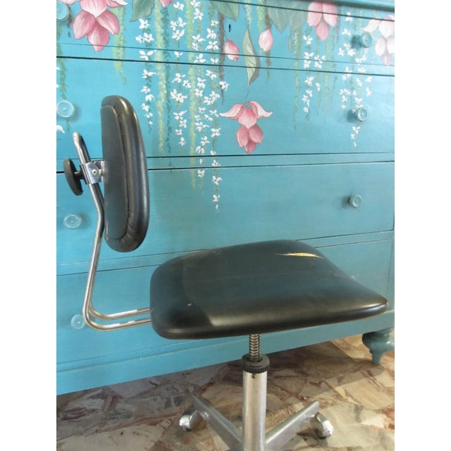 Vintage Swivel Desk Chair, in Good conditions. Designed 1960 to 1969