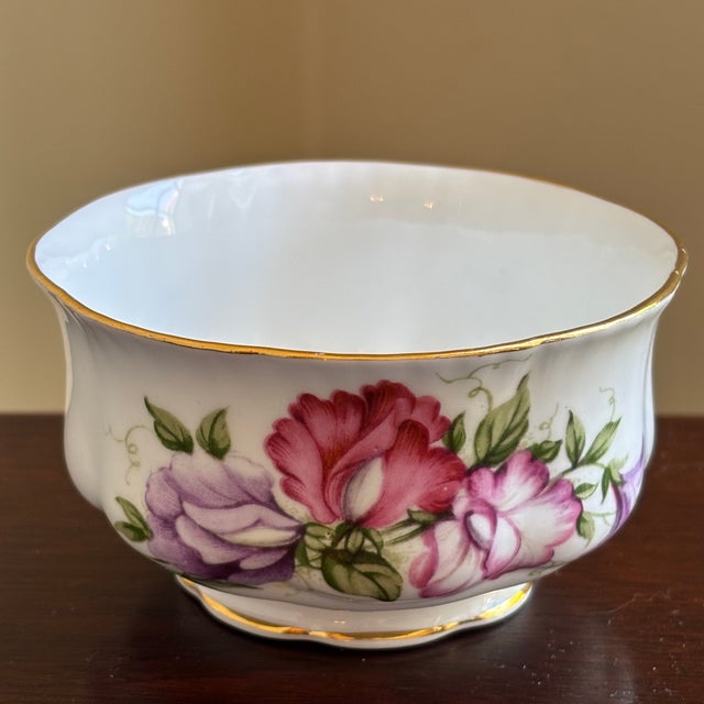 Mid-20th Century English Bone China Sugar Bowl & Creamer — A Set For Sale - Image 9 of 16