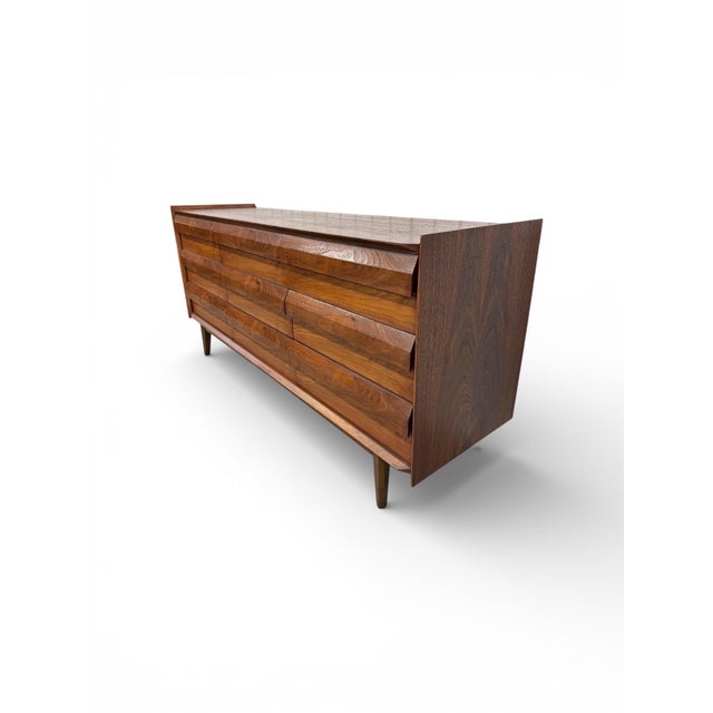 1960s Mid-Century Modern Lane 1st Edition 9-Drawer Walnut Dresser For Sale - Image 5 of 8