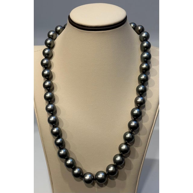 8-11.5 mm Tahitian Black Graduating Pearls Strand Necklace Yellow Gold Clasp 18K For Sale - Image 4 of 18
