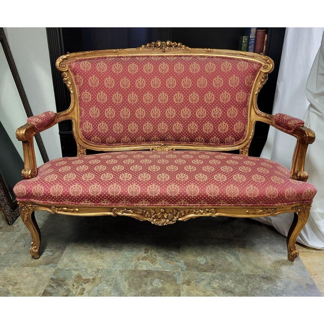 French Louis XV Style Giltwood Carved Settee With Original Damask Upholstery, Mid-20th Century For Sale - Image 12 of 12