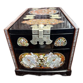 1950s Small Najeongchilgi Black Lacquer Jewelry Box With Abalone Inlay in the Shape of Butterflies and Flowers For Sale