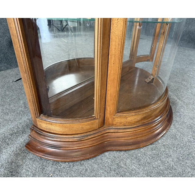 Late 20th Century Pulaski Furniture Co. Bombe Front Curio Cabinet For Sale - Image 9 of 14