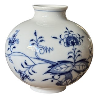 Early 20th Century Meissen Blue Onion Pattern Round Ball Vase For Sale
