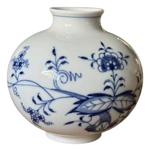 Early 20th Century Meissen Blue Onion Pattern Round Ball Vase