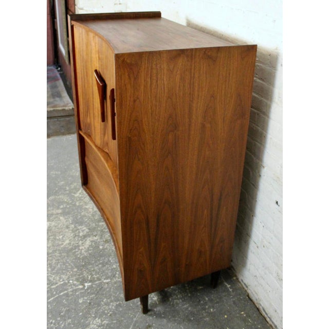 Mid-Century Modern Specialty Woodcraft Walnut Highboy Dresser For Sale In New York - Image 6 of 13