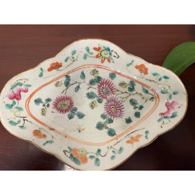 Late 19th Century Qing Dynasty Hand-Painted Porcelain Scholar’s Brush Washer For Sale - Image 4 of 5